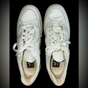 Veja Monochrome Sneakers sz 8 in great condition